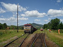 定期旅客列車休止後も鋼板コイル材輸送や沿線産の木材原木輸送の貨物列車が運行されている（ベトリアル鉄道駅、2015年）