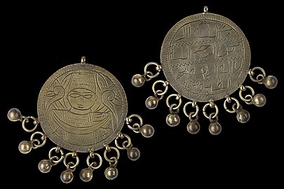 Gravert sølvdisk med hengende ornament og bjeller (2 sider), Muséum de Toulouse.