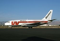 Eine Boeing 737-200 in der 1973 eingeführten Bemalung.