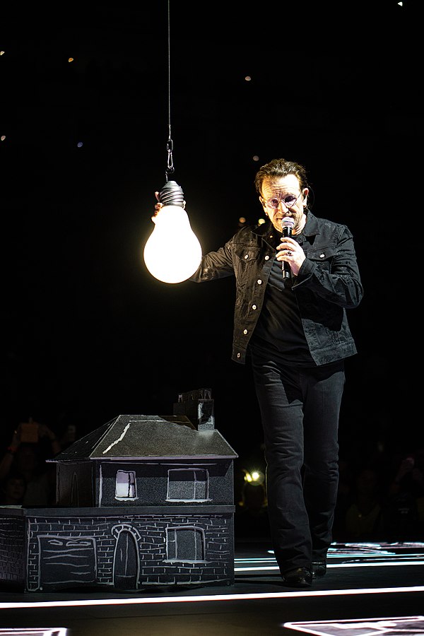 600px-Bono_with_light_bulb_and_replica_o