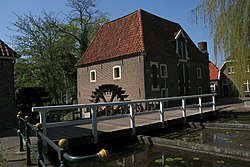 Borculo - watermolen De Stenen Tafel rechtermolen m brug.jpg