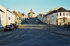 Die Hauptstraße von Bowmore und die Rundkirche Kilarrow Parish Church