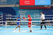 Deutsch: Boxen bei den Olympischen Jugendspielen 2018 Tag 12, 18. Oktober 2018 - Finale Leichtgewicht Mädchen – Junioren-Weltmeisterin und dreifache Juniorinnen-Europameisterin Caroline Sara DuBois (Großbritannien, blau) schlägt Juniorinnen-Asienmeisterin Porntip Buapa (Thailand, rot). English: Boxing at the 2018 Summer Youth Olympics on 18 October 2018 – Girls' lightweight Gold Medal Bout – Caroline Sara DuBois (Grat Britain, blue) wins over Porntip Buapa (Thailand, red). Español: Boxeo en los Juegos Olímpicos Juveniles de Verano de 2018 en 18 de octubre de 2018 - Combate de medalla de oro de peso ligero para niñas - Caroline Sara DuBois (Gran Bretaña, azul ) gana sobre Porntip Buapa (Tailandia, rojo).