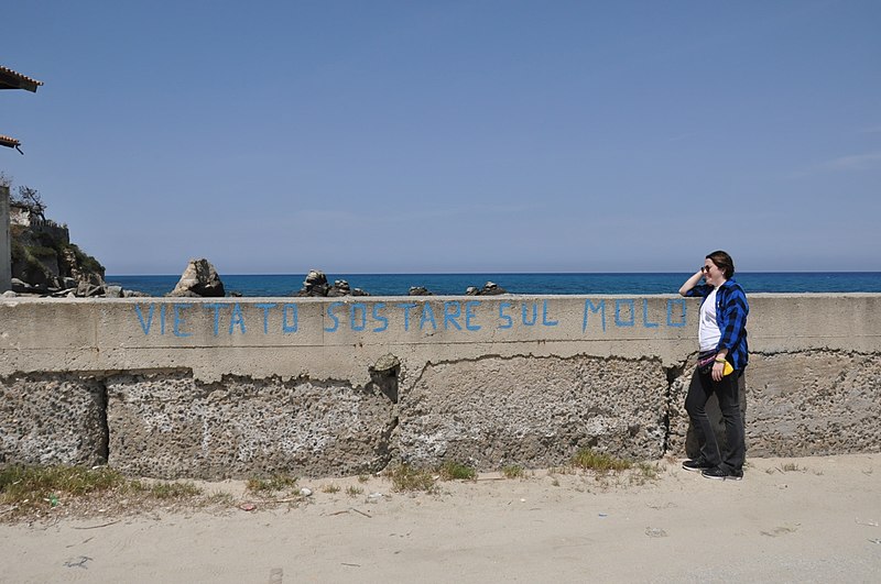 File:Briatico Torre La Rocchetta – Anarchia sul molo.jpg