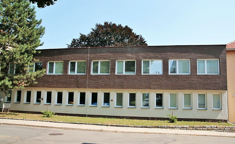 File:Brno, VFU, Ústav aplikované farmacie (7310).jpg