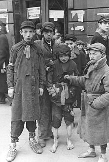 Bundesarchiv Bild 101I-134-0791-35, Polen, Ghetto Warschau, Jugendliche.jpg