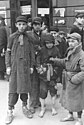 Bundesarchiv Bild 101I-134-0791-35, Polen, Ghetto Warschau, Jugendliche.jpg