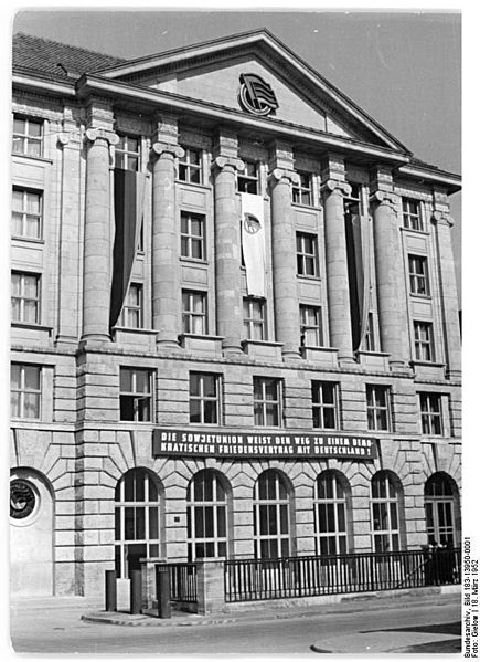 File:Bundesarchiv Bild 183-13950-0001, Berlin, Thälmannplatz, "Glinka Haus".jpg