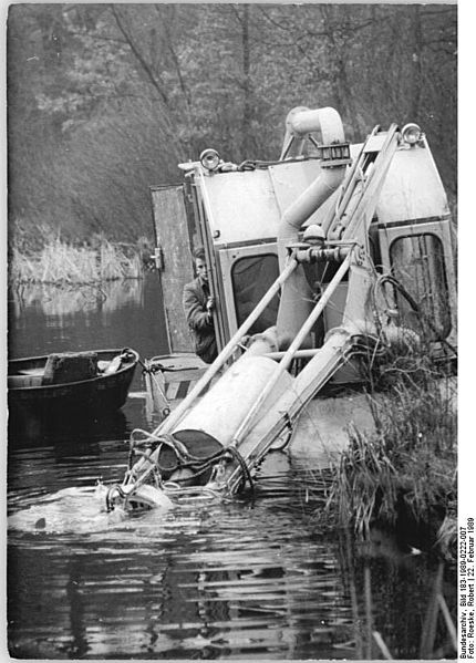 File:Bundesarchiv Bild 183-1989-0222-007, Berlin, Fauler See, Reinigung.jpg