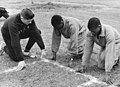 Trainerassistent Wilhelm Erdmann erklärt den als Gästen in der DHfK in Leipzig weilenden ghanaischen Sportlern Startübungen für Laufentscheidungen, im Oktober 1960