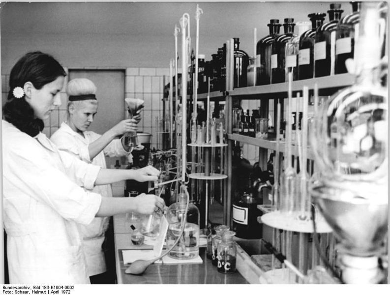 File:Bundesarchiv Bild 183-K1004-0002, Buna, VEB Chemiekombinat, Labor.jpg