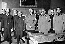 Photographie en noir et blanc de principaux participants aux accords de Munich, au premier plan de gauche à droite Chamberlain, Daladier, Hitler, Mussolini et Ciano