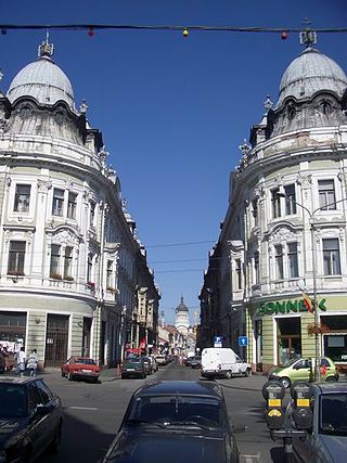 Strada Iuliu Maniu. Construcţia a demarat în secolul XIX, cu o arhitectură simetrică de o parte şi de alta, după moda urbanistică haussmanniană