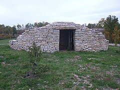 Reconstitution d'une cabane en pierres sèches à l'aéroport de Brive, au cœur du causse.