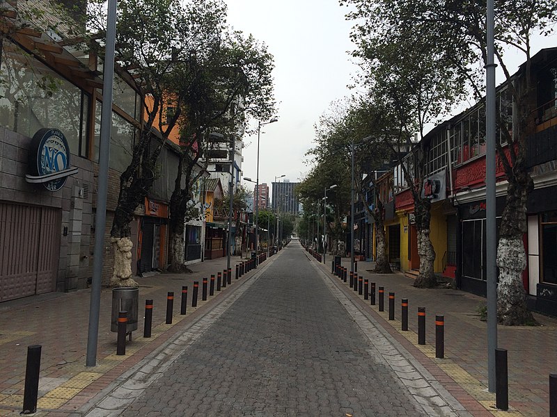 File:Calle, Quito - Equador - panoramio.jpg