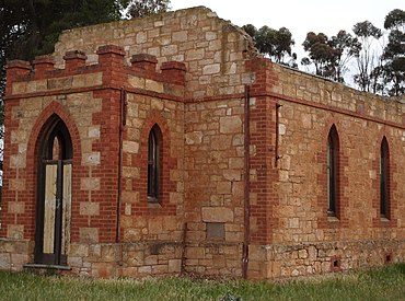 Caowie Belt near Jamestown. The ruins of the 1918 built stpne Baptist Church. Now used for farm storage. (44107722645).jpg