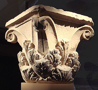 Chapiteau corinthien, Aï Khanoum, IIIe-IIe siècle av. J.-C., calcaire, 81,5 × 81 × 74 cm, musée national d'Afghanistan.[65].