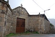 Porta de entrada á súa casa natal en Alongos