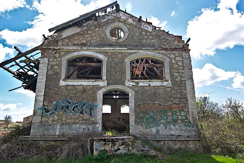 File:Castrillo de la Reina - Estación de tren abandonada 01.jpg