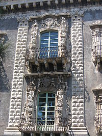 Ilustración 2: Universidad de Catania, diseñada por Vaccarini y completada en 1752, ejemplifica el típico barroco siciliano, con putti sosteniendo los balcones, balaustradas de hierro forjado y decoraciuón rústica en dos tonos de piedra volcánica