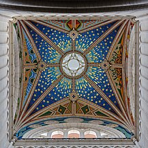 Interior neogótico de la cúpula de la catedral de la Almudena de Madrid, sostenida por las cuatro columnas principales