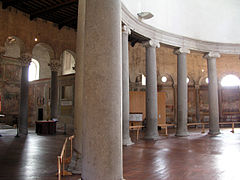 Santo Stefano Rotondo: vier zijbeuken in de vorm van exedra's, vijfde eeuw.