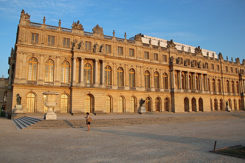 File:Château de Versailles au coucher du soleil en 2013 20.jpg