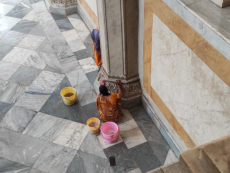 Файл:Chowmahalla Palace - Khilwat Mubarak - Cleaning Durbar Hall (1).jpg