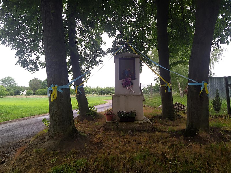 File:Christian wayside shrine Wygnanka.jpg