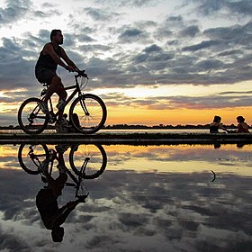 Ciclista passeando na Orla do Guaiba durante o final da tarde, por Otávio Astor.jpg