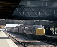 D62 (45 143) der British Rail fährt im Juli 1985 mit einem Reisezug in den Bahnhof Leicester ein
