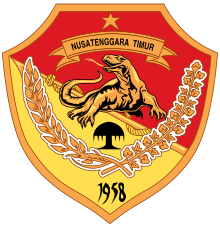 Znak indonéské provincie Nusa Tenggara. Pětiboký štít je rozdělen na dvě části šikmou příčkou směřující zleva doprava. Horní a pravá část znaku je červená, dolní a levá část znaku žlutá. Ve znaku jsou umístěny, shora dolů: malá pěticípá hvězda zlaté barvy, nápis "Nusatenggara Timur" na stužce zlaté barvy, stylizovaný černozlatý varan komodský s vyplazeným jazykem, který jakoby ležel na příčce mezi oběma poli znaku, malý černý strom, dva velké obilné klasy, které po obou stranách lemují varana a strom, a černými písmeny zapsaný rok 1958.