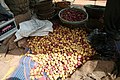 Kola yong'oqlari Burkina-Fasoning Uagadugu shahridagi markaziy bozorda sotuvga yoyilgan