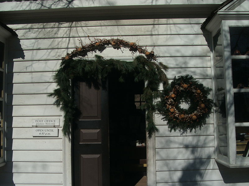 File:Colonial Williamsburg (December, 2011) - Christmas decorations 58.JPG