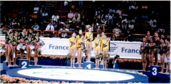 Španělský tým (vlevo) se stříbrem na stupních vítězů generální klasifikace mistrovství světa v Paříži (1994).