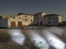 Night view of the abandoned Cortijos de Platero, in the municipality of Jaen. Cortijo de Platero02.JPG