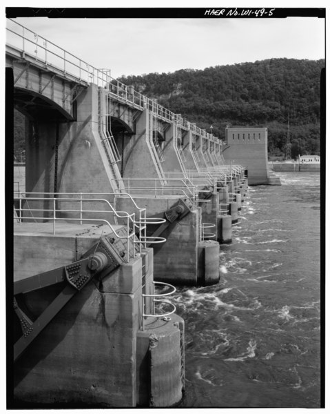 File:DETAIL VIEW OF DAM, LOOKING EAST, UPSTREAM, SHOWING TAINTER GATES, GATE PIERS AND DAM BRIDGE, WITH ROLLER GATE HEADHOUSE AND LOCK IN THE BACKGROUND - Upper Mississippi River 9 HAER WIS,62-GEN.V,1-5.tif