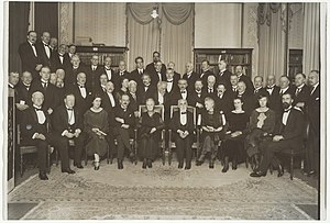Homenaxe da KHMW a un dos seus membros en 1925, con asistentes como Marie Curie e Albert Einstein