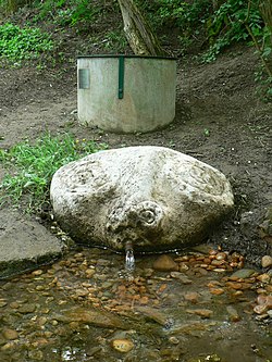 A solymári Disznó-forrás forrásszobra Terebessy L. Föld alkotása