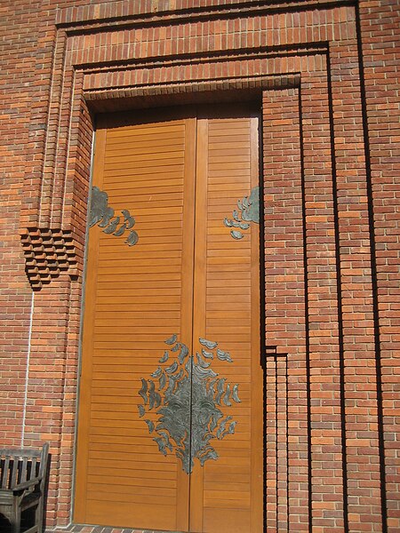 File:Door to Robinson College Chapel, Cambridge.jpg