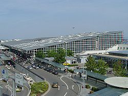 Stuttgartin lentoaseman terminaalirakennus.