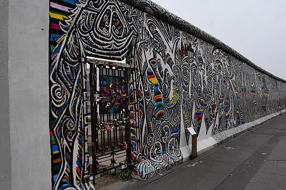 Die East Side Gallery als eine dauerhafte Open-Air-Galerie ist auf dem längsten noch erhaltenen Teilstück der Berliner Mauer