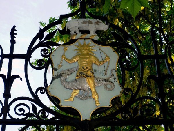 Shield and crest of the Apothecaries over the south gate of the Chelsea Physic Garden