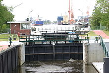 Blick auf die Borssumer Schleuse, im Hintergrund Teile des Hafens (rechts im Bild die Nordseewerke)