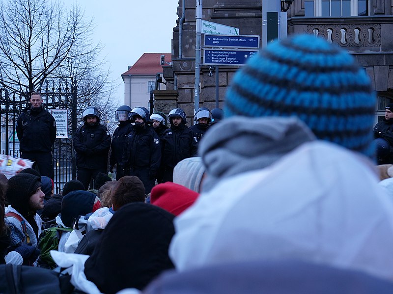 File:Ende Gelände blockade of the Invalidenstraße at the Sandkrugbrücke 25.jpg