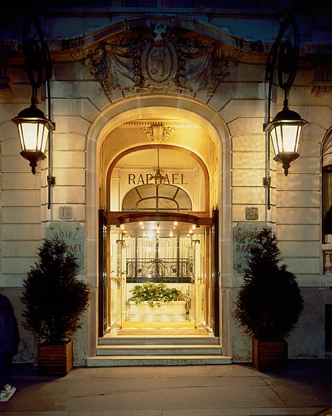 File:Entrée Hôtel Raphael.jpg