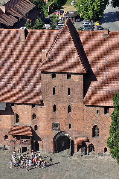 File:Entrance to Middle Castle of Malbork Castle.jpg