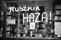 Ruszkik do! ("Ir-Russi jmorru d-dar!") Slogan f'Budapest