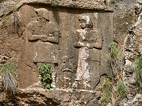 Darstellung der königlichen Familie von König Hanni an einer heiligen Quelle in Eschkaft-e Salman