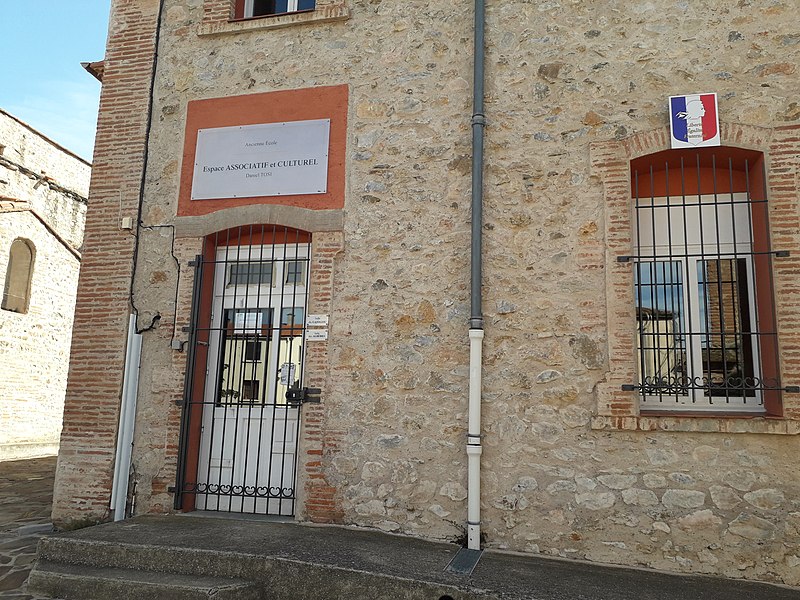 File:Espace culturel et associatif llupia.jpg